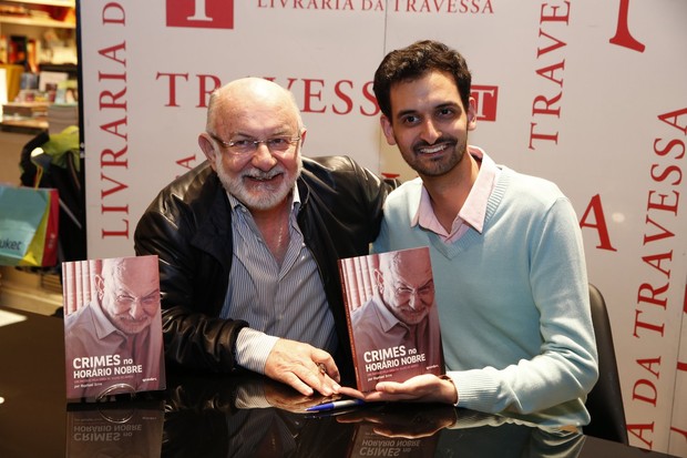 Silvio de Abreu autografa o livro no Shopping Leblon, RJ (Foto: Felipe Panfili e Leo Marinho/AgNews)