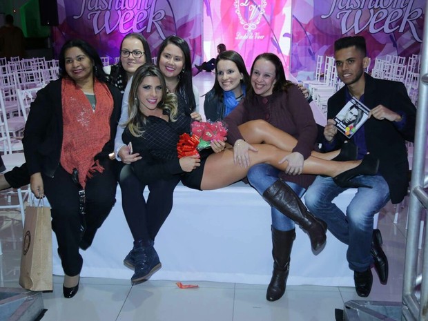 Ana Paula Minerato com fãs em evento de moda em São Paulo (Foto: Renato Arizati/ Divulgação)