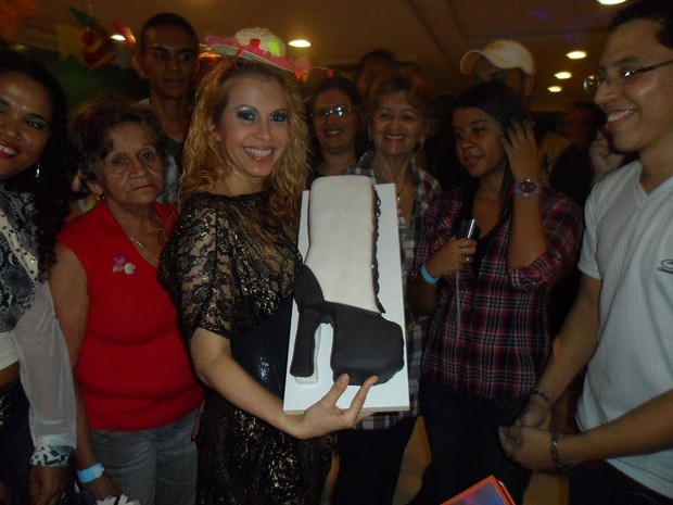 Joelma comemora aniversário com fãs em Aracajú (Foto: Divulgação )