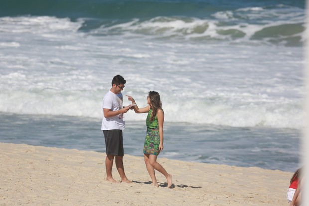 Polliana Aleixo e Bruno Gissoni gravam na praia (Foto: Dilson Silva / Agnews)
