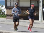 Juliano Cazarré mantém a forma correndo com a mulher