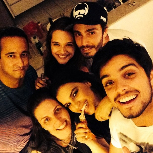 Mariana Rios, Thiago Rodrigues, Rodrigo Simas e Juliana Paiva com amigos (Foto: Instagram/ Reprodução)