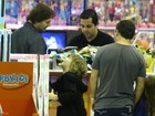 Murilo Rosa faz a alegria do filho e compra brinquedo para ele