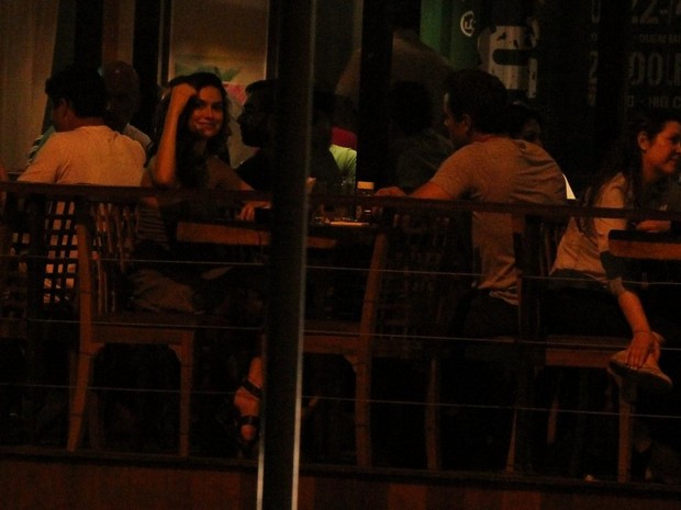 Thaila Ayala janta acompanhada em restaurante na Zona Sul do Rio (Foto: Rodrigo dos Anjos/ Ag. News)