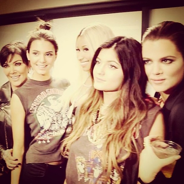 Kris Jenner, Kendall Jenner, Kylie Jenner e Khloé Kardashian com Nicki Minaj (Foto: Instagram/ Reprodução)