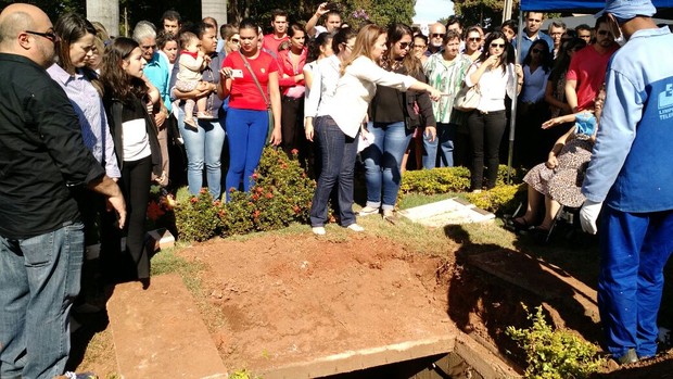 EGO - Corpo de namorada de Cristiano Araújo é enterrado em Goiânia -  notícias de Sertanejo