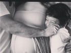 Nívea Stelmann mostra barrigão de grávida cercada do marido e do filho