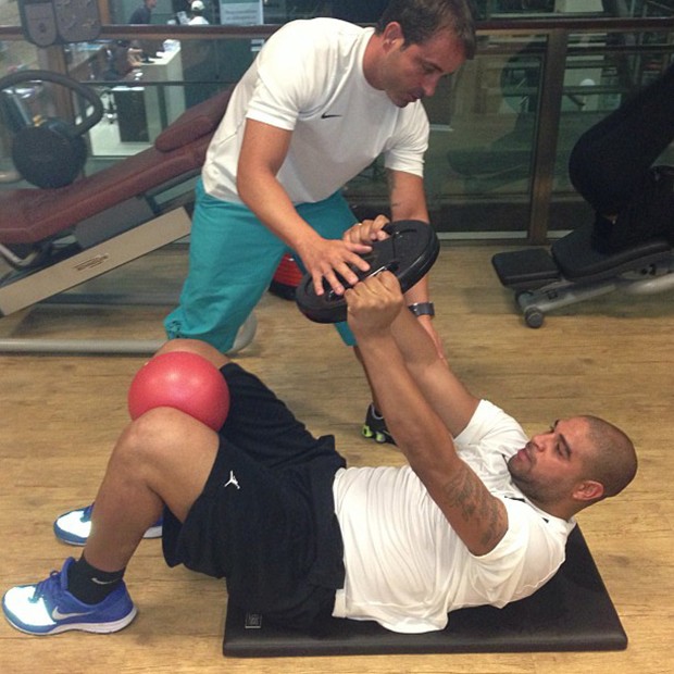 Adriano posta foto treinando (Foto: Instagram / Reprodução)