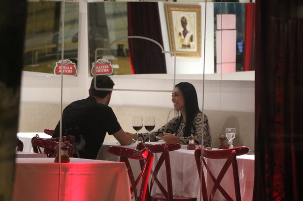 Ex-BBB Amanda em jantar a dois em restaurante em São Paulo (Foto: Thiago Duran/ Ag. News)