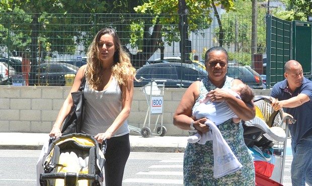 Luciano Szafir, esposa e filho no aeroporto (Foto: William Oda / Agnews)