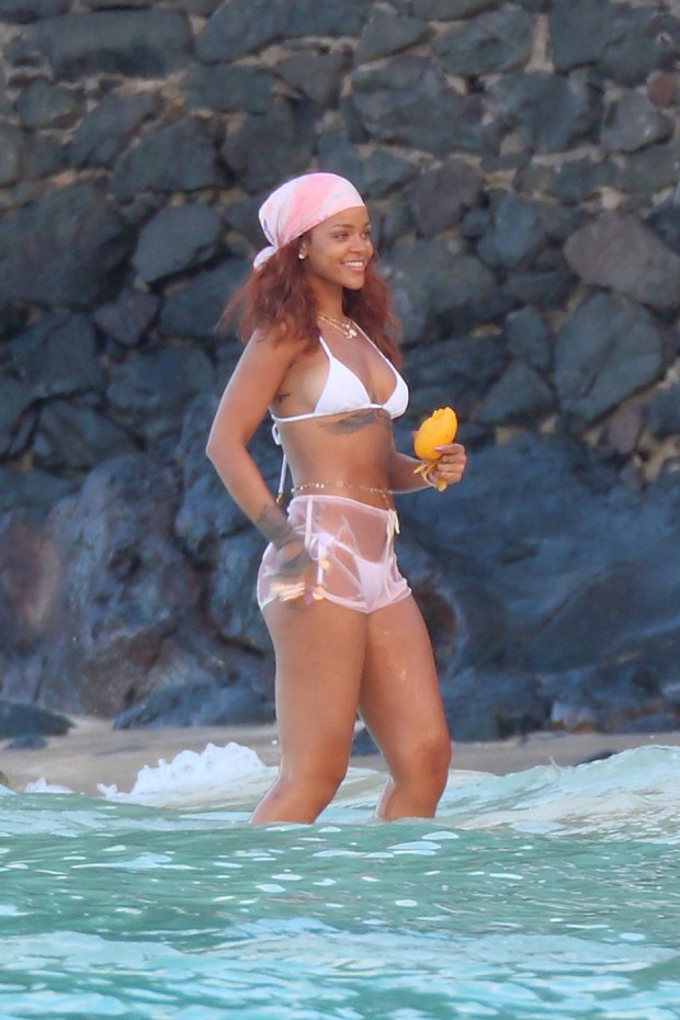 Rihanna em praia no Havaí (Foto: AKM-GSI/ Agência)