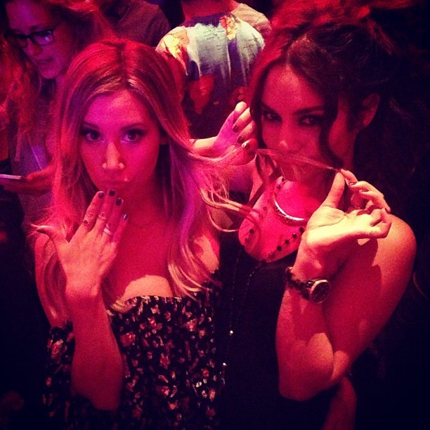 Vanessa Hudgens e Ashley Tisdale em festa (Foto: Instagram/ Reprodução)