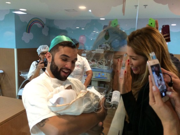 Jonanthan Costa festejando o nascimento de Salvatore, seu filho com Antonia Fontenelle (Foto: Ego)