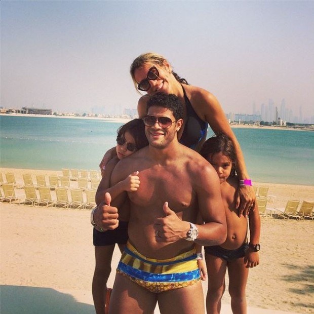 Hulk com a família em Dubai  (Foto: Instagram / Reprodução)