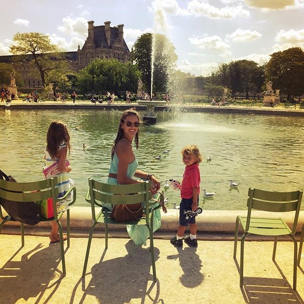 Alessandra Ambrósio curte Paris com os filhos (Foto: Instagram)