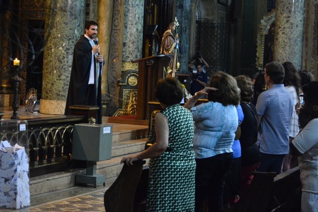 Padre Fábio de Melo na missa de sétimo dia de Paulo Goulart (Foto: Caio Duran e Francisco Cepeda / AgNews)