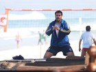 Thiago Lacerda faz treino funcional na praia