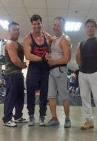 Na China, ex-BBB Roni fala dos músculos: 'Me chamam de Superman'