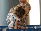 Grazi Massafera embarca com a filha em aeroporto de São Paulo