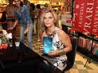 Bruna Lombardi promove lançamento de livro no Rio