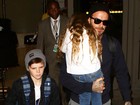 Harper, filha de David Beckham, se esconde de paparazzi no colo do pai 