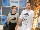 Isabella Santoni e o namorado, Lucas Wakim, passeiam em shopping no Rio