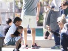 Domingo no parque: Gwen Stefani se diverte com os filhos