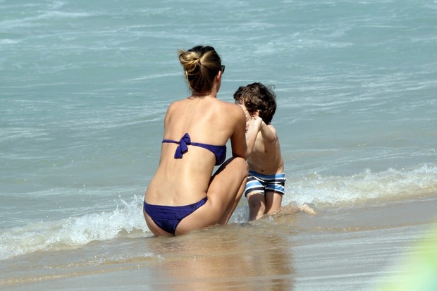 Letícia Birkheuer brinca com o filho (Foto: J.Humberto/AgNews)