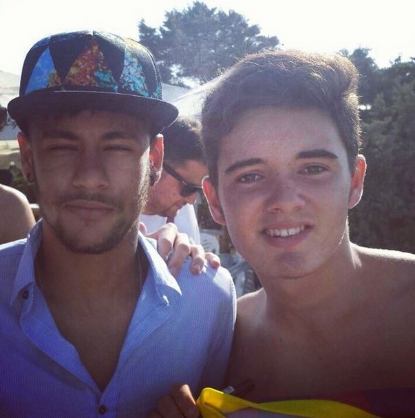 Neymar com outro fã em Ibiza (Foto: Reprodução/ Instagram)