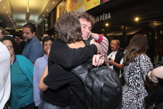 Rafael Vitti recebe amigos e o pai em estreia de peça de teatro (Foto: Thyago Andrade/ Brazilnews)
