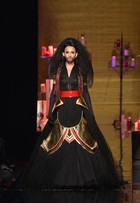 Conchita Wurst, a cantora barbuda, encerra desfile de Jean Paul Gaultier