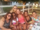 De shortinho, Viviane Araújo posa ao lado das amigas