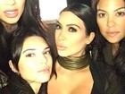 Kim Kardashian se diverte com as irmãs em jantar