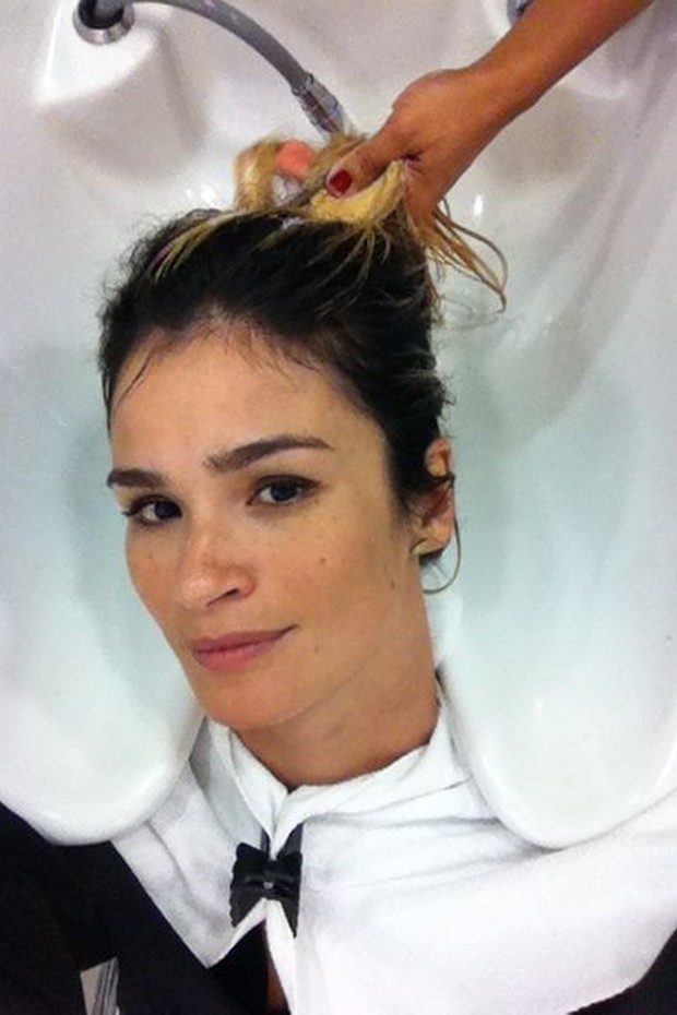 Caroline Ribeiro descolore o cabelo para campanha (Foto: Divulgação)