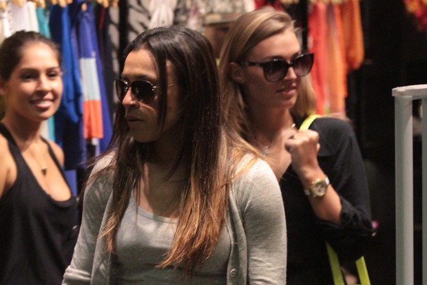 Marta passeia com amiga em shopping do Rio (Foto: Derick Abreu / Foto Rio News)