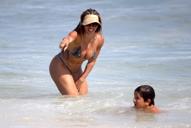 Andréa de Andrade brinca com o filho na praia (Foto: Marcos Ferreira/FotoRio News)