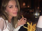 Daniella Cicarelli come hambúrguer e brinca: 'Importante é não sair da dieta'