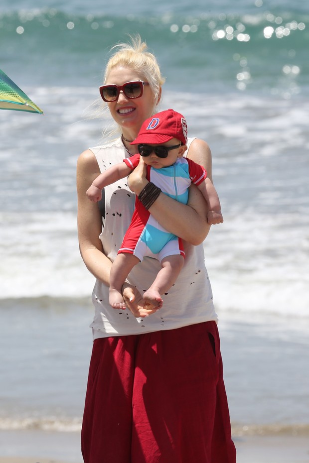 Gwen Stefani com o filho Apollo (Foto:   AMO/X17online.com)