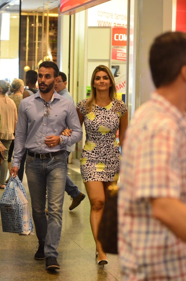 Kelly Key com o marido no shopping (Foto: Henrique Oliveira / AgNews)