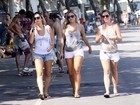 Ex-BBB Marien caminha com amigas na orla do Rio