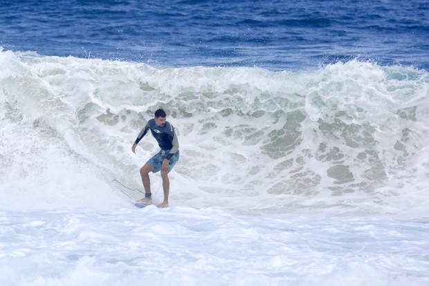  Cauã Reymond surfa na praia da Barra da Tijuca (Foto: Dilson Silva / Agnews)