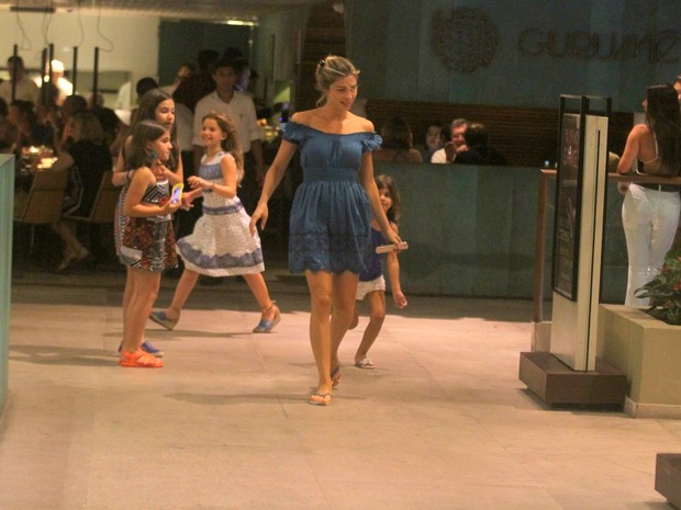 Grazi Massafera e a filha, Sofia, em shopping na Zona Sul do Rio (Foto: Daniel Delmiro/ Ag. News)