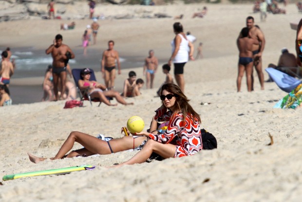Claudia Abreu com a família na praia (Foto: Wallace Barbosa / AgNews)