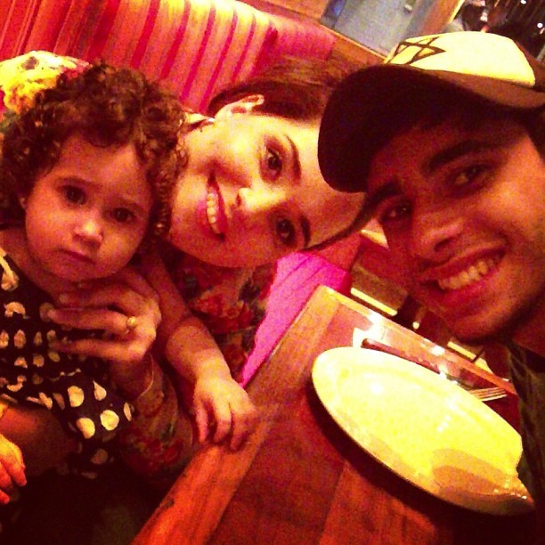 Perlla janta com o marido e a filha (Foto: Reprodução/Instagram)