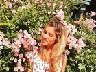Giovanna Ewbank posa ao lado de flores e mostra barriga negativa
