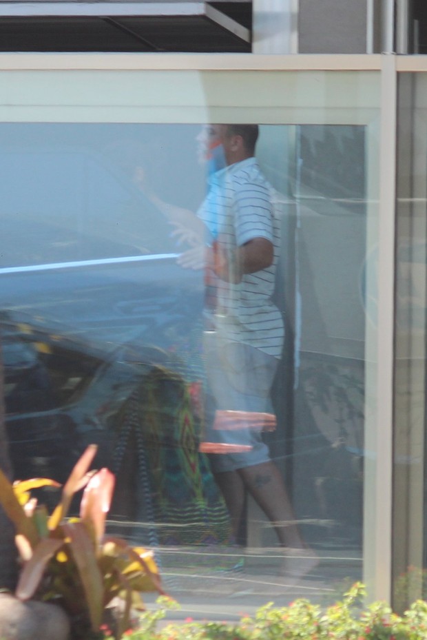 Ronaldo e Paula Morais deixam o apartamento do ex-jogador no Leblon, RJ (Foto: Fabio Moreno/Photo RioNews)