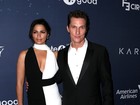 Camila Alves usa decote em evento com o marido, Matthew McConaughey
