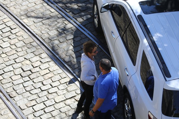 Matthew Bellamy chega ao hotel no Rio de Janeiro (Foto: Marcello Sá Barretto/AgNews)