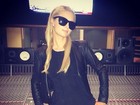 Paris Hilton sensualiza em estúdio: 'Finalizando meu novo álbum'