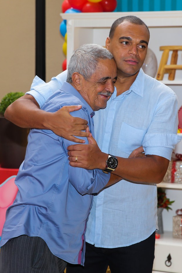 Denilson com o sogro Sr Francisco (Foto: Manuela Scarpa/Photo Rio News)